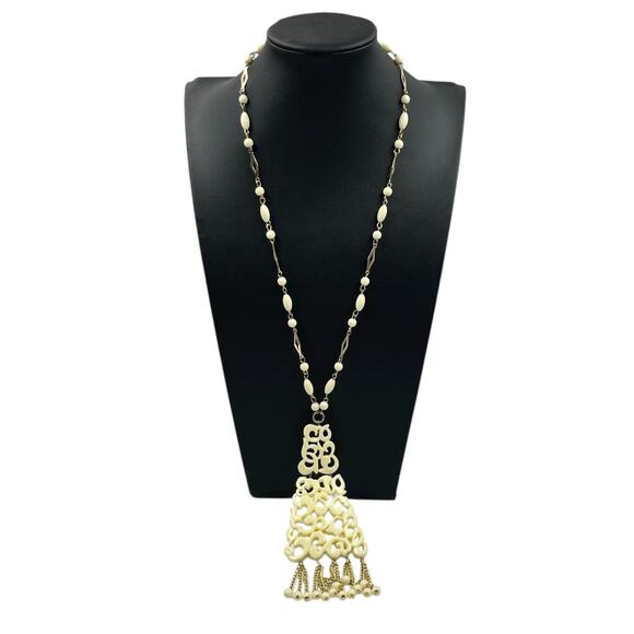 VINTAGE MIDCENTURY PLASTIC TASSEL PENDANT NECKLACE 1960s GROOVY LIGHTWEIGHT VGUC - Picture 2 of 4